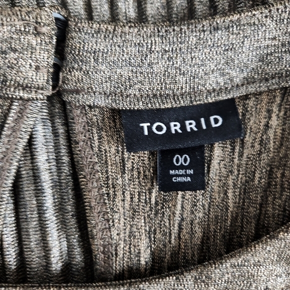 Torrid Pleated Metallic Knit High Neck Tank Size Medium - Picture 7 of 10